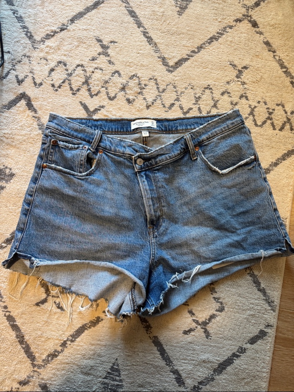 The Mom Short High Rise, Curve Love - Abercrombie & Fitch